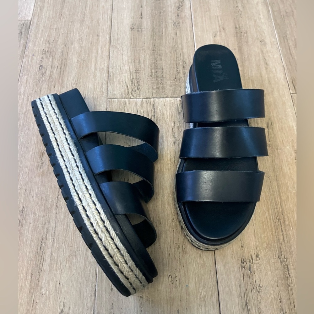 MIA women’s black 3 strap slide platform shoes. Size 7.5